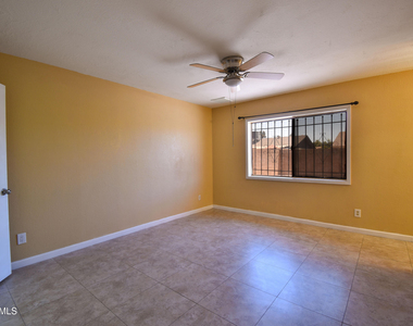 6525 W Mercer Lane - Photo Thumbnail 12