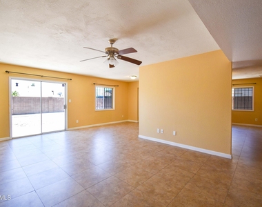 6525 W Mercer Lane - Photo Thumbnail 1