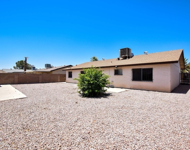 6525 W Mercer Lane - Photo Thumbnail 20