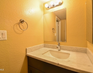 6525 W Mercer Lane - Photo Thumbnail 9