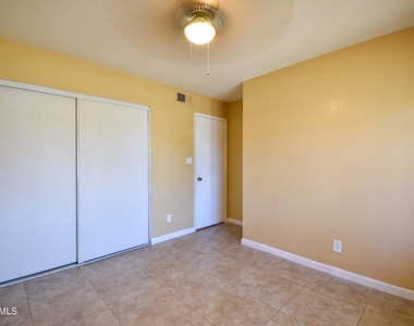 6525 W Mercer Lane - Photo Thumbnail 11