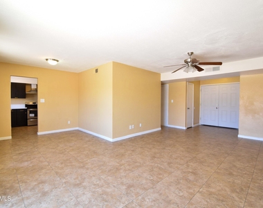 6525 W Mercer Lane - Photo Thumbnail 2