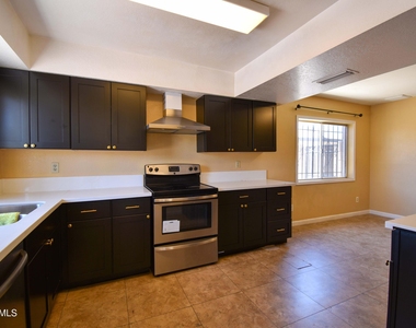 6525 W Mercer Lane - Photo Thumbnail 3