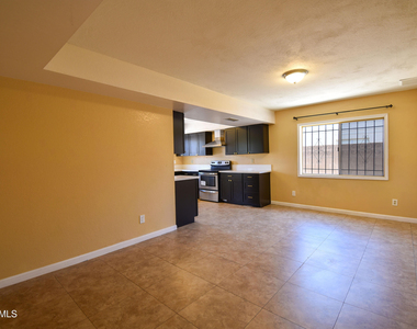 6525 W Mercer Lane - Photo Thumbnail 5