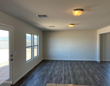 241 S Apache Avenue - Photo Thumbnail 4