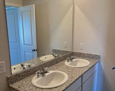 241 S Apache Avenue - Photo Thumbnail 7