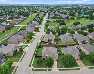 1621 Lakemere Drive - Photo Thumbnail 6