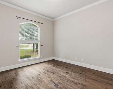 1621 Lakemere Drive - Photo Thumbnail 11