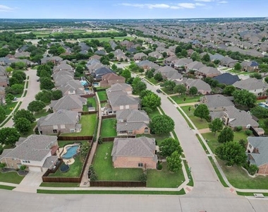 1621 Lakemere Drive - Photo Thumbnail 9