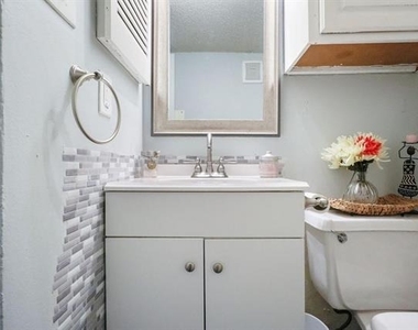 2300 Bamboo Drive - Photo Thumbnail 12