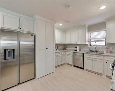 804 Ridgefield Drive - Photo Thumbnail 13