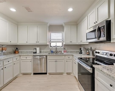 804 Ridgefield Drive - Photo Thumbnail 12