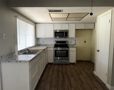 726 Ravencroft Drive - Photo Thumbnail 14