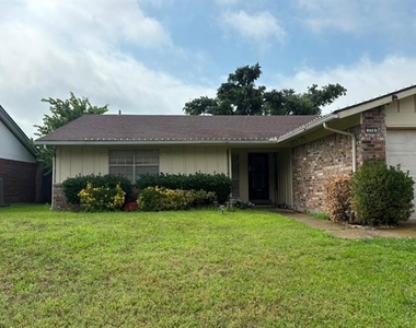 726 Ravencroft Drive - Photo Thumbnail 2
