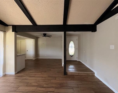 726 Ravencroft Drive - Photo Thumbnail 4