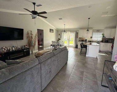 349 Nw Hibiscus Street - Photo Thumbnail 4
