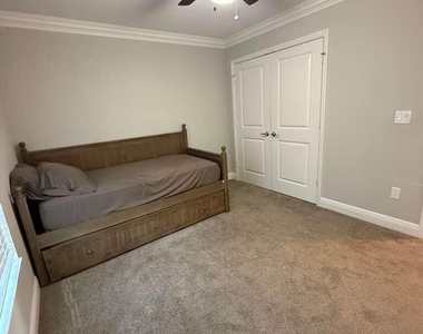 349 Nw Hibiscus Street - Photo Thumbnail 6