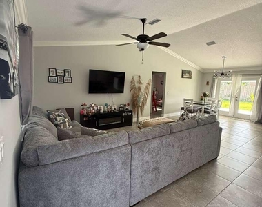 349 Nw Hibiscus Street - Photo Thumbnail 3