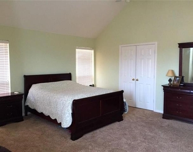 5605 Seneca Drive - Photo Thumbnail 9