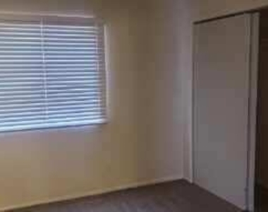 15601 N 27 Street - Photo Thumbnail 9