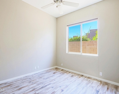 34106 N 66th Way - Photo Thumbnail 27