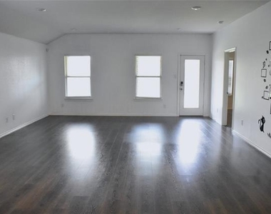 111 Real Quiet Lane - Photo Thumbnail 1