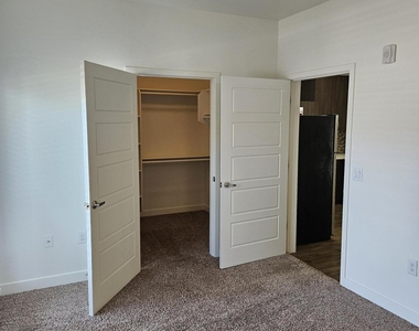 7981 E Wilshire Drive - Photo Thumbnail 5