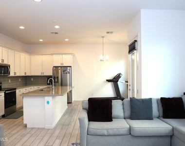 901 S Smith Road - Photo Thumbnail 10