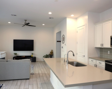 901 S Smith Road - Photo Thumbnail 11
