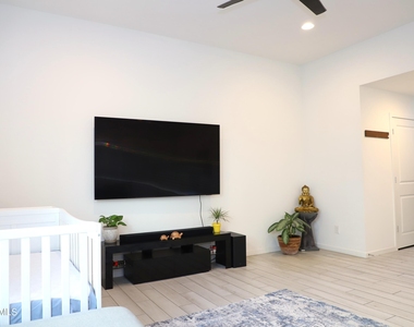 901 S Smith Road - Photo Thumbnail 6
