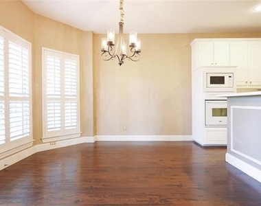 2712 Northview Drive - Photo Thumbnail 9