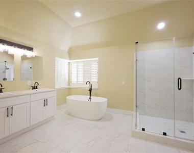 2712 Northview Drive - Photo Thumbnail 13