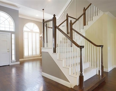 2712 Northview Drive - Photo Thumbnail 4