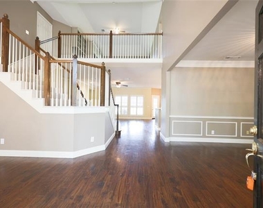 2712 Northview Drive - Photo Thumbnail 2
