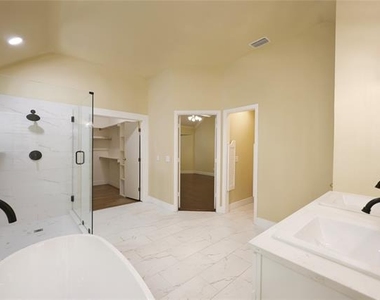 2712 Northview Drive - Photo Thumbnail 14