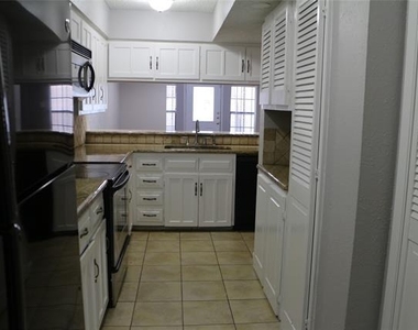 2005 Town Court - Photo Thumbnail 3