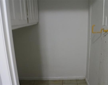 2005 Town Court - Photo Thumbnail 5