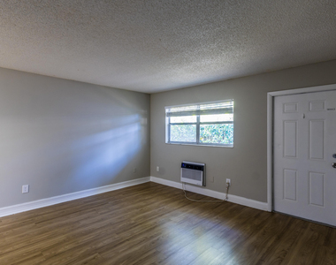 417 N E Street - Photo Thumbnail 2