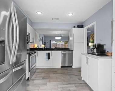 2900 Nw 69th Court - Photo Thumbnail 8