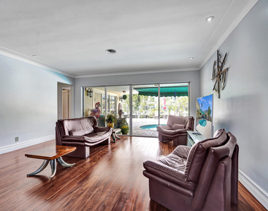 3811 Ne 26th Avenue - Photo Thumbnail 6