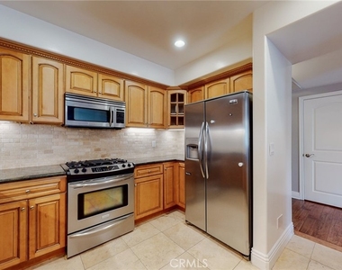 11540 Moorpark Street - Photo Thumbnail 8