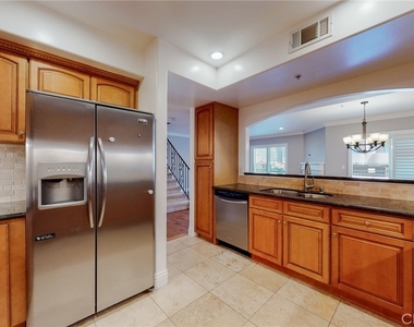 11540 Moorpark Street - Photo Thumbnail 10