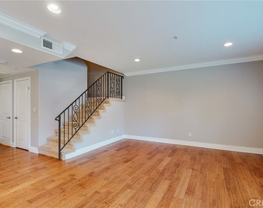 11540 Moorpark Street - Photo Thumbnail 2