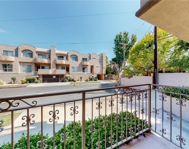 11540 Moorpark Street - Photo Thumbnail 6