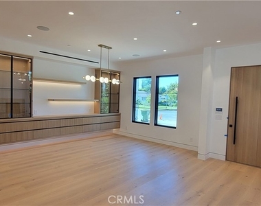 16354 Moorpark - Photo Thumbnail 6