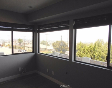 760 W 27th Street - Photo Thumbnail 8