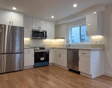 915 N Ridgewood Place - Photo Thumbnail 1
