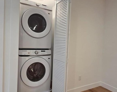 915 N Ridgewood Place - Photo Thumbnail 4