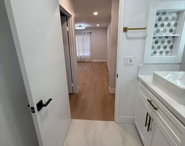 9586 Carroll Canyon Road - Photo Thumbnail 8