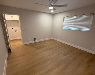 9586 Carroll Canyon Road - Photo Thumbnail 10